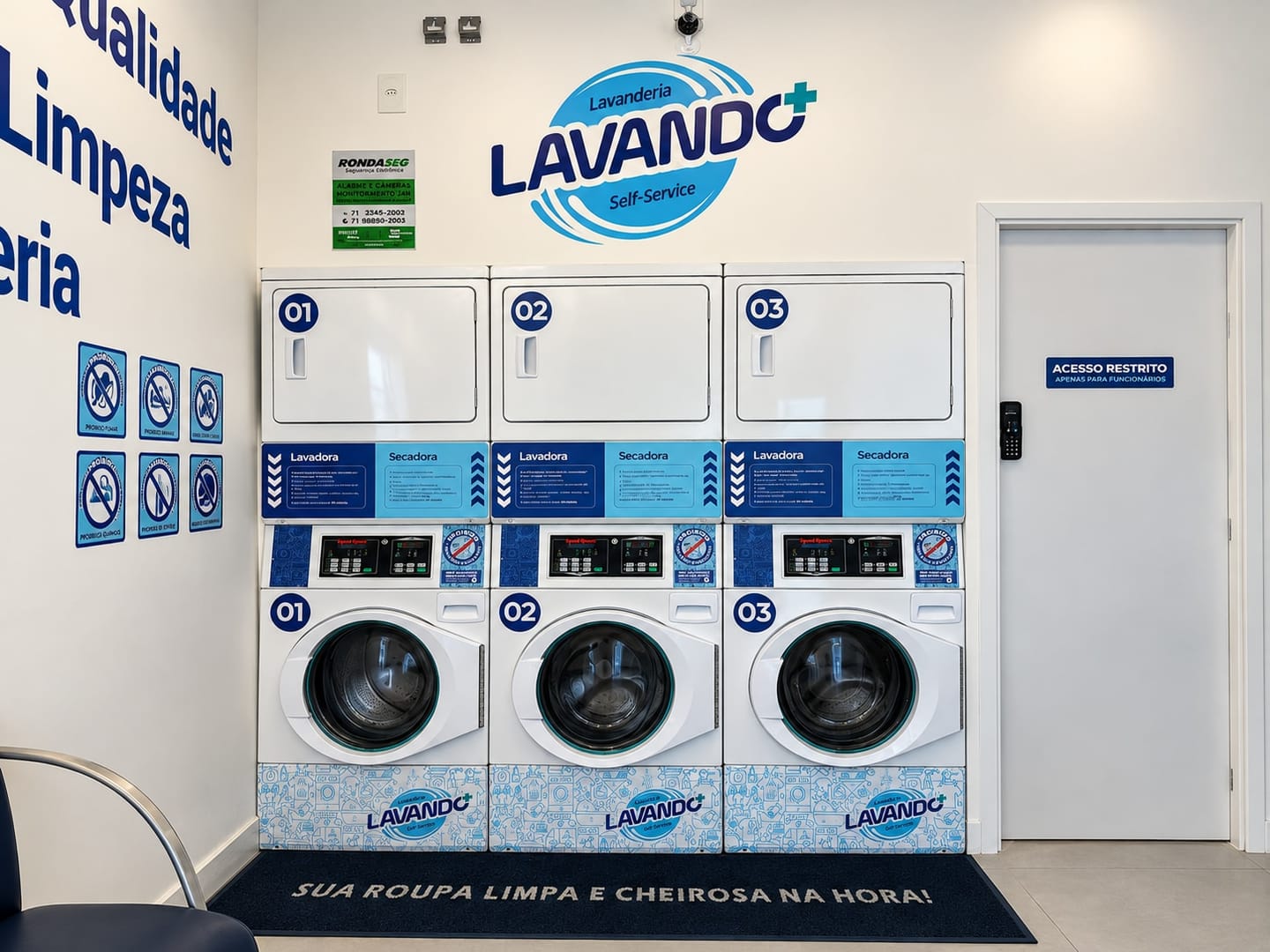 As máquinas de lavar 1, 2 e 3 embaixo e as máquinas de secar 1, 2 e 3 em cima, sobre o tapete com a frase sua roupa limpa e cheirosa na hora